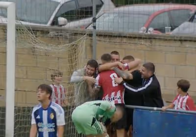 Sancet celebró con su cuadrilla el primer gol de la pretemporada del Athletic
